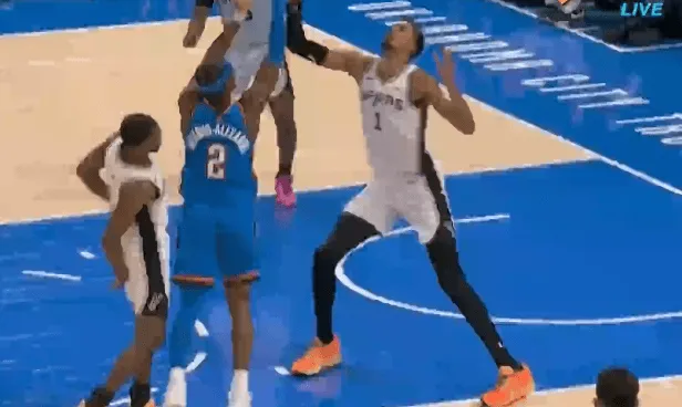 亚历山大造成犯规打成2+1砍下20分，雷霆下半场领先马刺11分